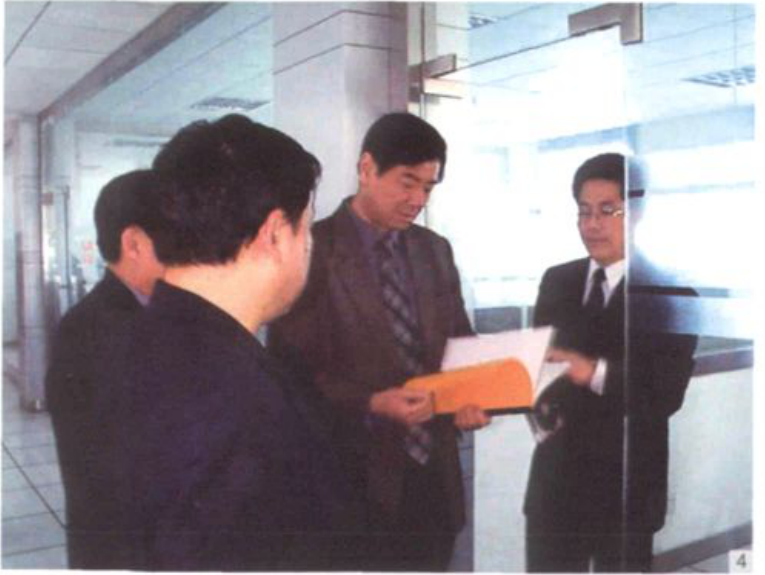 几位男士在室内翻阅资料