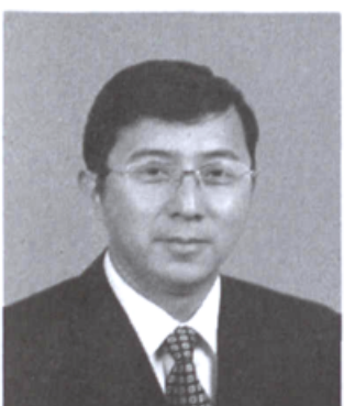 一名戴眼镜男子的黑白证件照