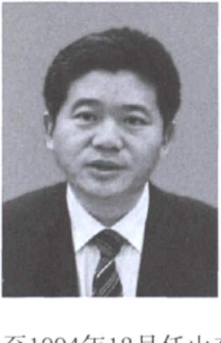 一名男子的黑白证件照