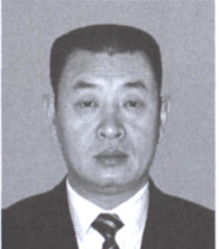一名男子的黑白证件照