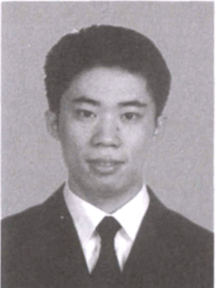 一名身穿西装的男士半身证件照