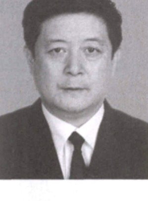 一名身穿西装打领带的男士半身证件照