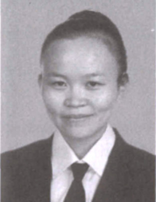一名身穿衬衫西装的女士半身证件照