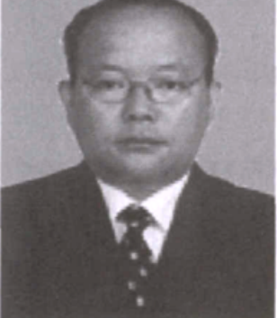 一名身穿西装戴眼镜的男士半身证件照