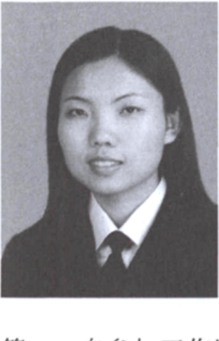 黑白人物证件照，一名短发女性身穿西装衬衫与领带。