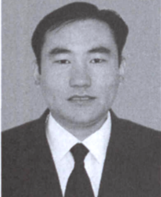 黑白人物证件照，一名短发男性身穿西装衬衫与领带。