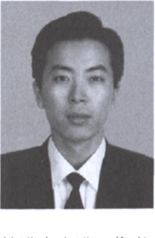 黑白人物证件照，一名男性身穿西装衬衫与领带。
