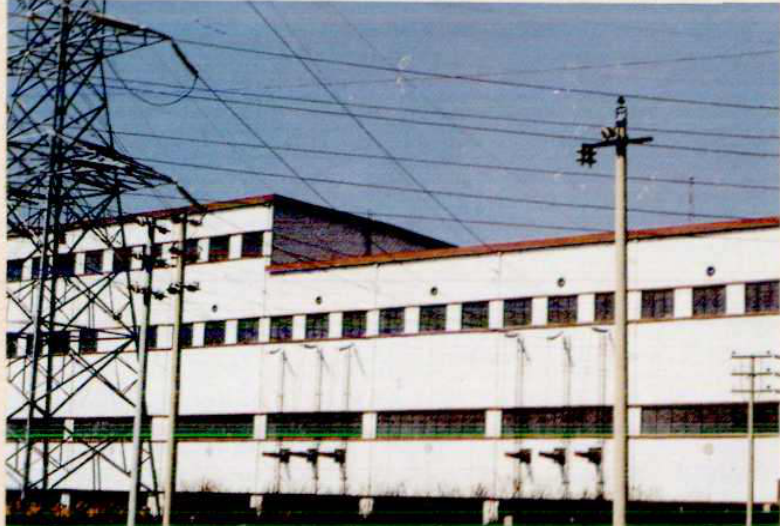 一座厂房建筑，有长条形的窗户和层叠的屋顶结构