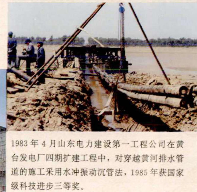 一个正在进行管道铺设的建筑工地，有挖掘的沟渠和施工人员。