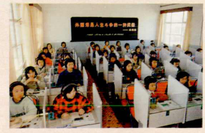 一间教室，学生们坐在课桌前学习