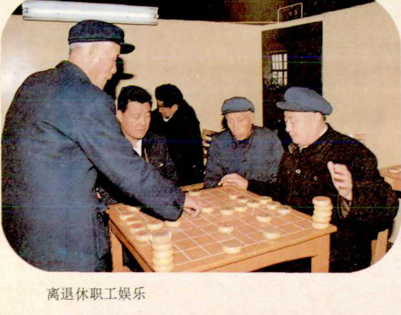 几位老年男子围坐在桌旁下棋。