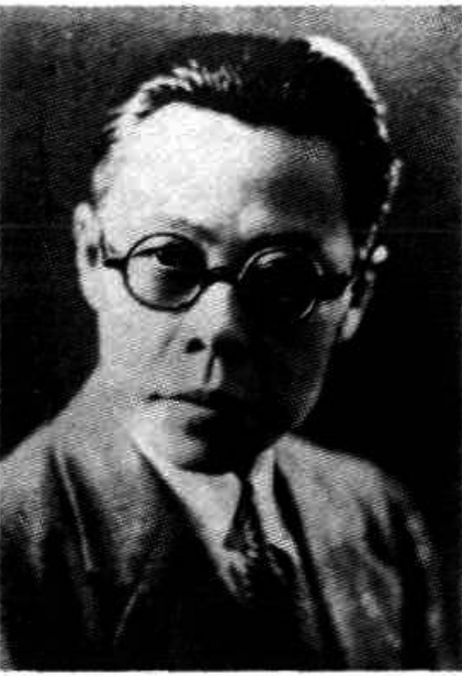 一位戴眼镜的男士的肖像照