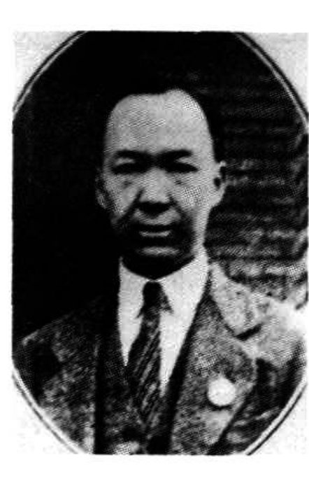 一位身着西装、戴着领带的男性正面肖像照