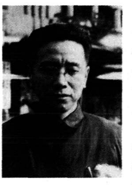 一名中年男子穿着中山装，面部看向左侧。