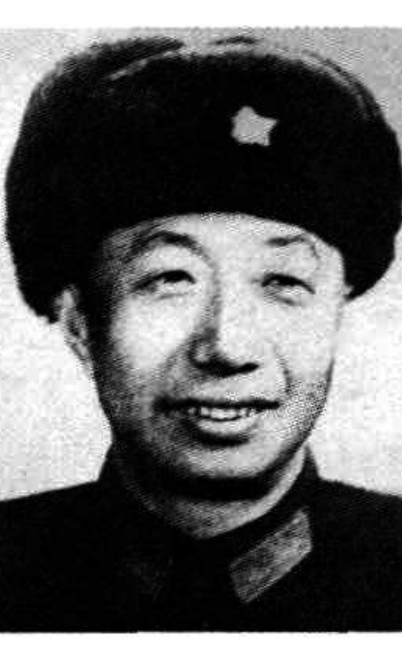 一位身穿军装、头戴军帽的男士的肖像。