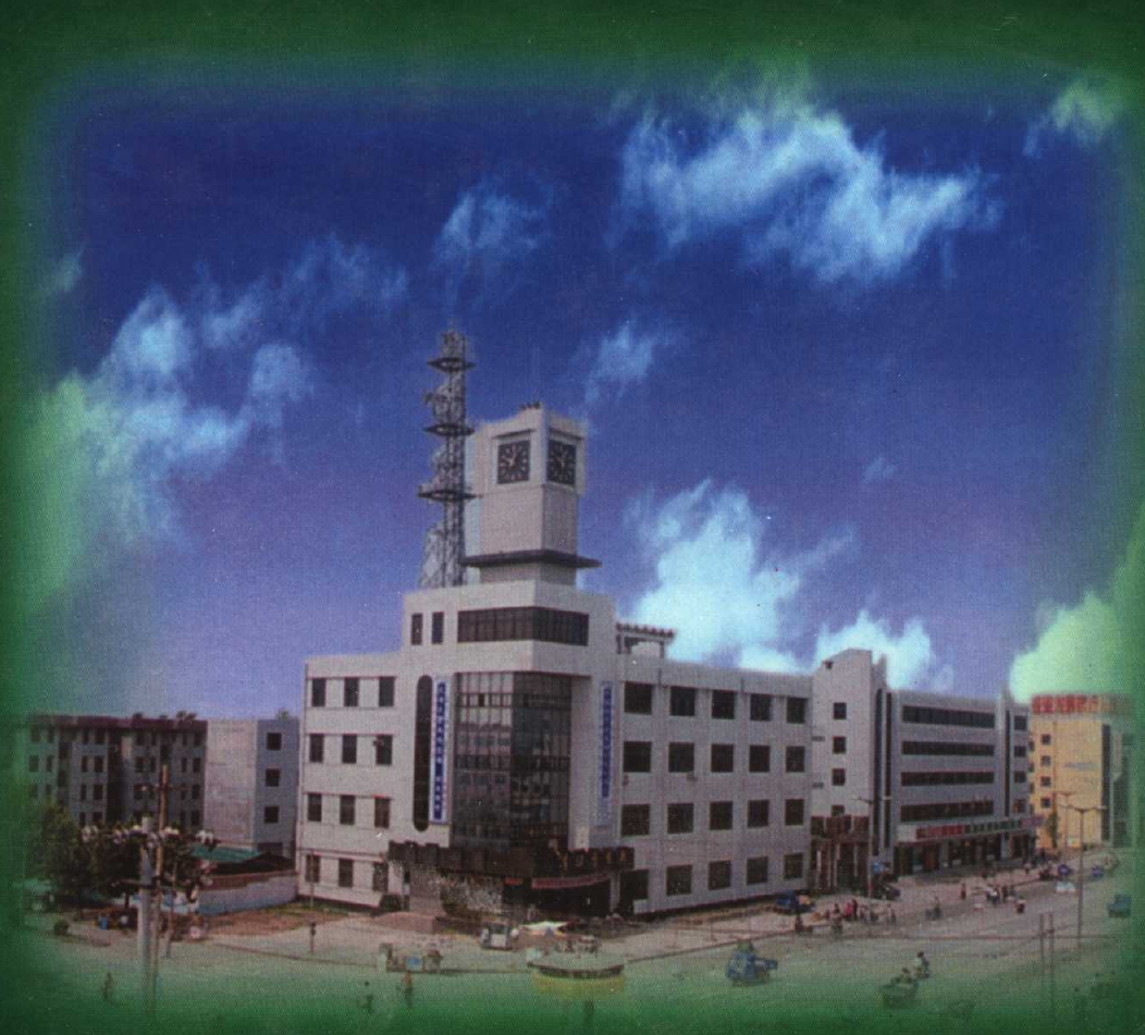 带有钟楼的白色多层建筑及其周边街景