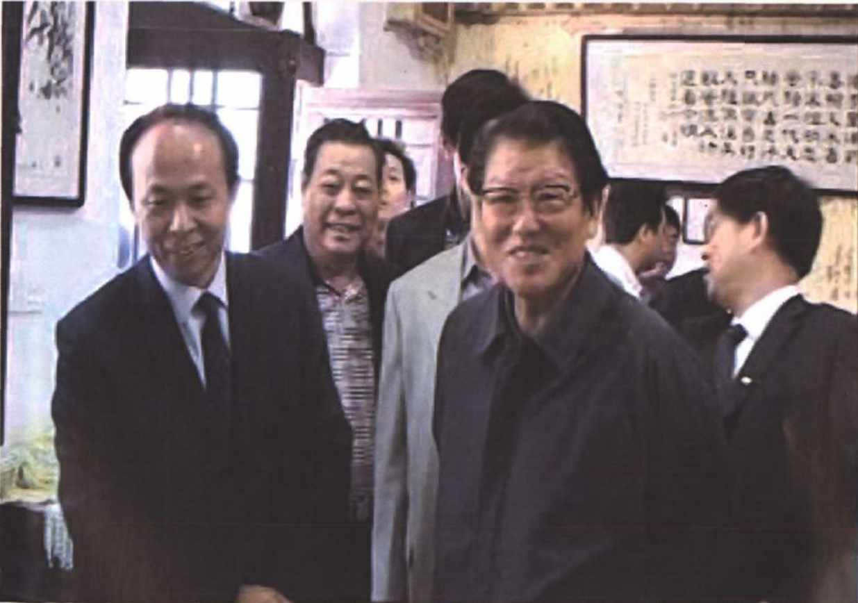 多名男子在室内合影的照片