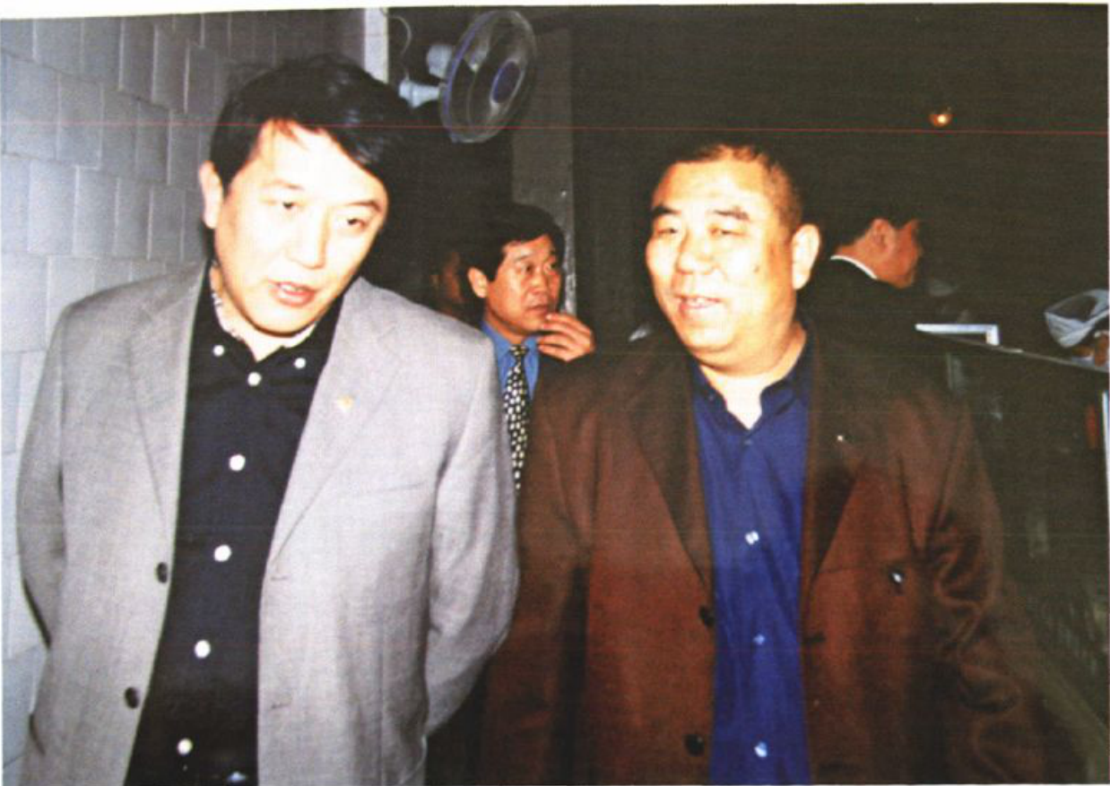 两位男性在室内合影照片