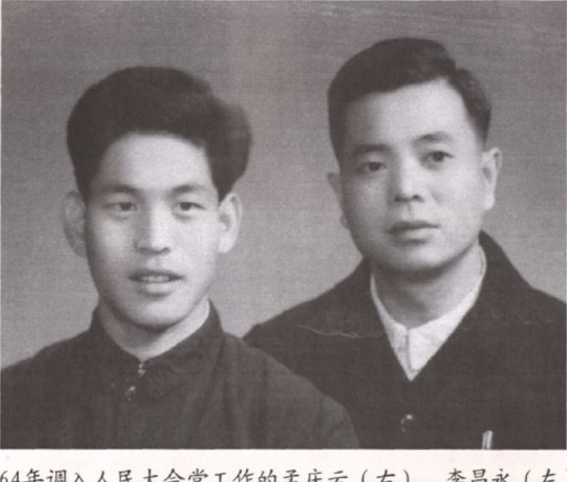 两位男性胸部以上半身合影