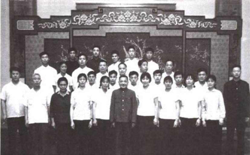 多人合影，中间前排有领导人