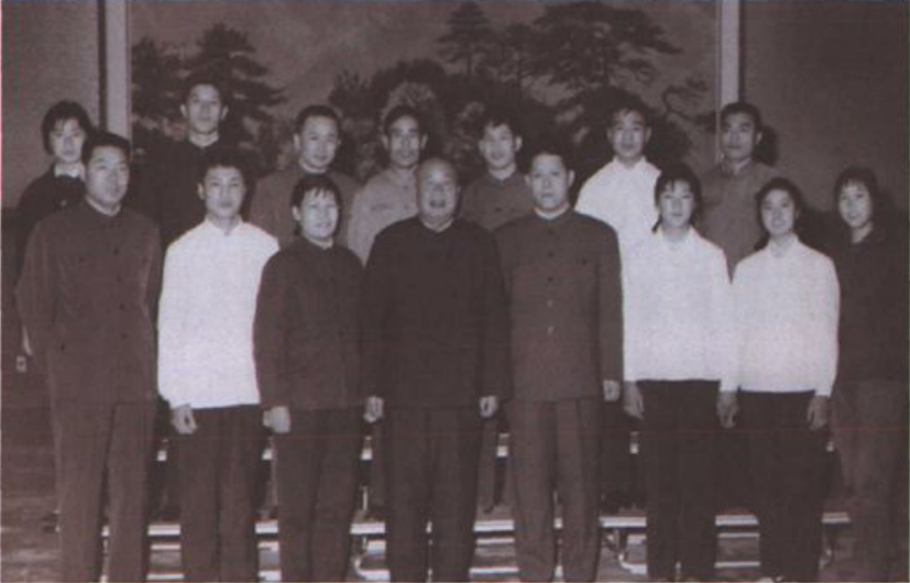 多人合影，中间前排有领导人