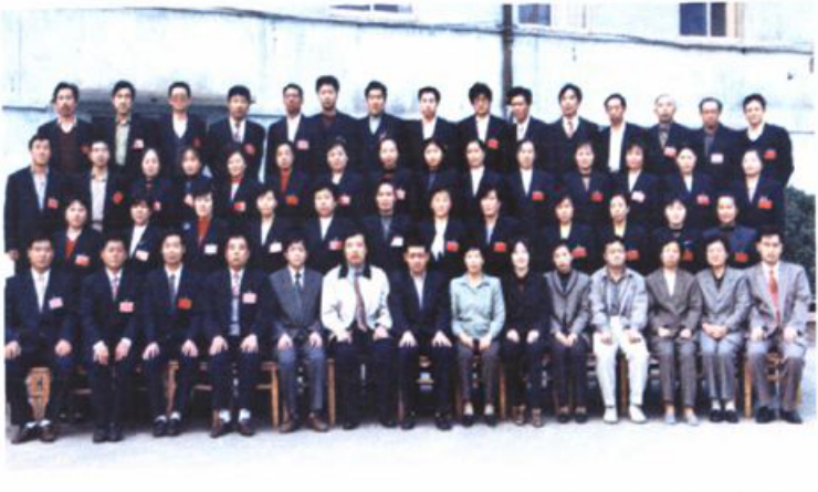 大量参会人员的集体合影照片