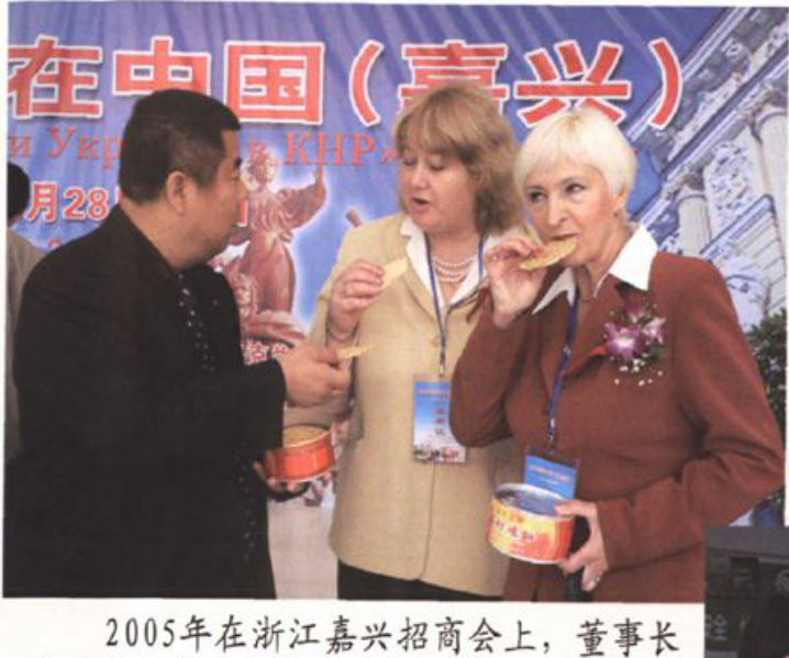 三人在活动中交流的照片