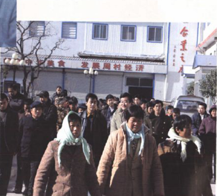 员工家属在厂区外合影的照片