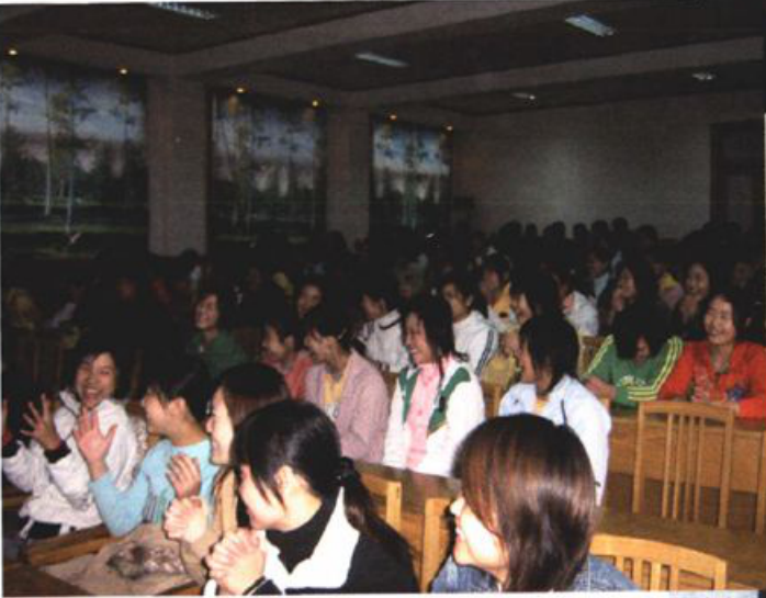 室内众多员工坐在一起参加培训或会议
