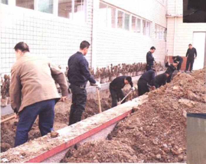 一张多人在室外工地上进行土方开挖和义务劳动的照片