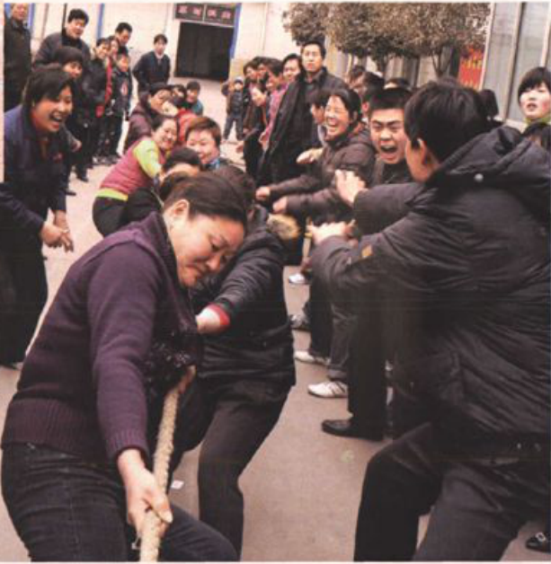 多人正在室内进行拔河比赛