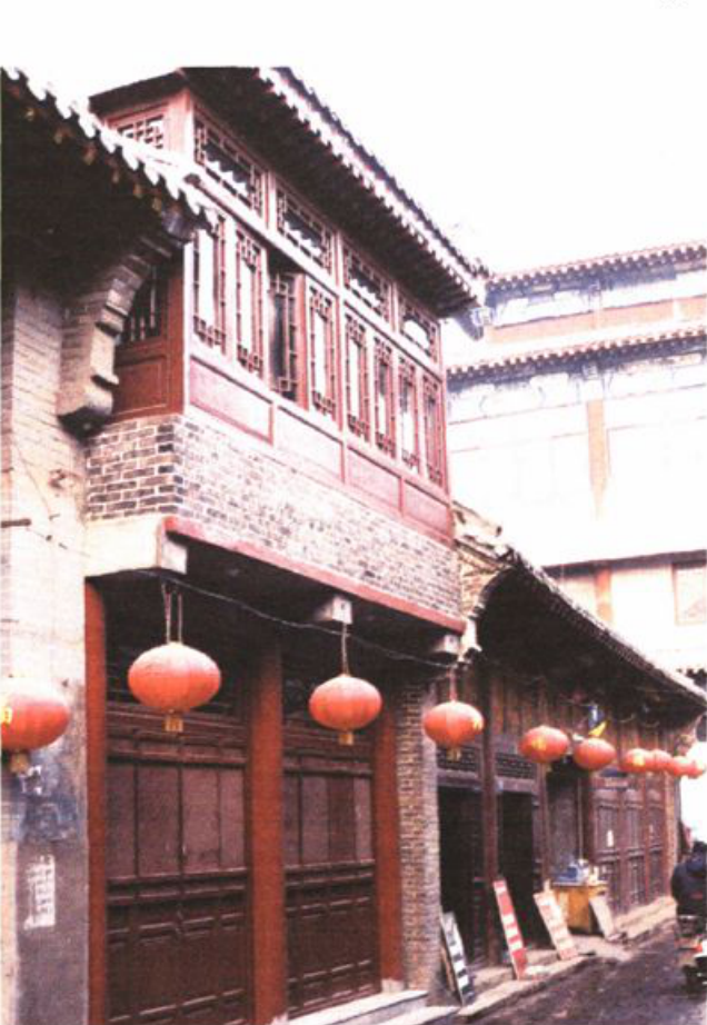 带有红灯笼的古式建筑街道全景照片