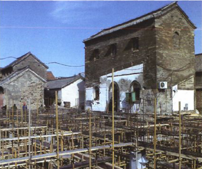 正在施工建设的古风建筑与周围脚手架的照片