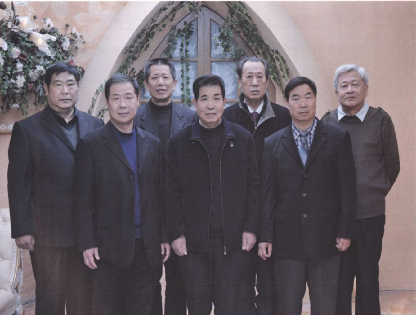 七名男子站成两排的合影