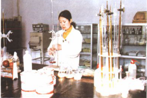 化验室工作人员正在进行工作的场景