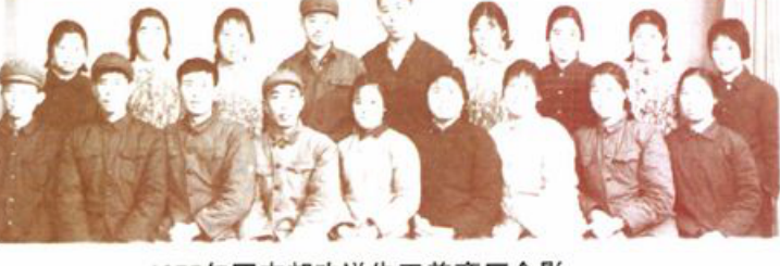 多人合影照片，人物排列站立
