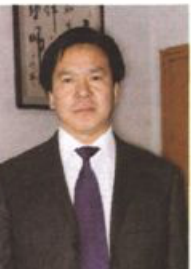 一名身穿西装系领带的男子半身照