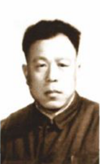 一名中年男子的黑白半身照片