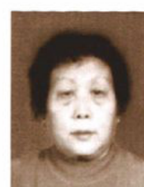 一名女性的黑白证件照