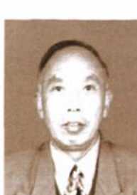 一名男子的黑白证件照