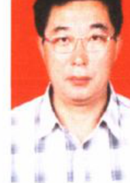 一名男子的黑白证件照