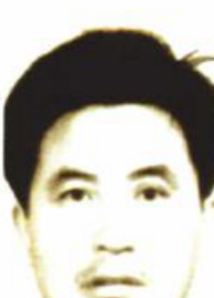 一名男子的黑白证件照