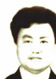 一名男子的黑白证件照