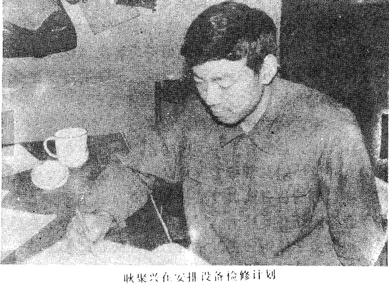 一名男子坐在桌旁正在看文件